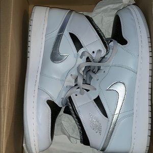 Air Jordan 1 Mid BG